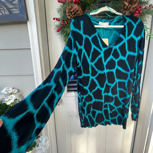Micheal Kors beautiful sweater with its unique print! - Picture 1 of 2